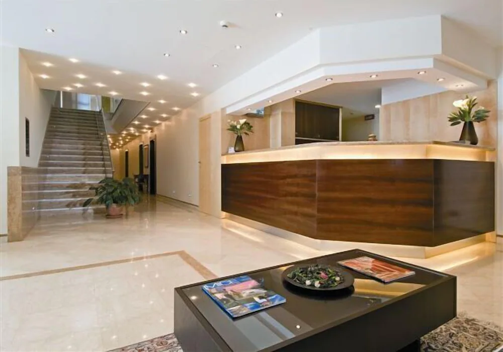 Suites & Residence Hotel — Nápoles