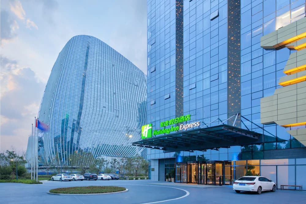Holiday Inn Express Zhengzhou Longzi Lake — Huiji