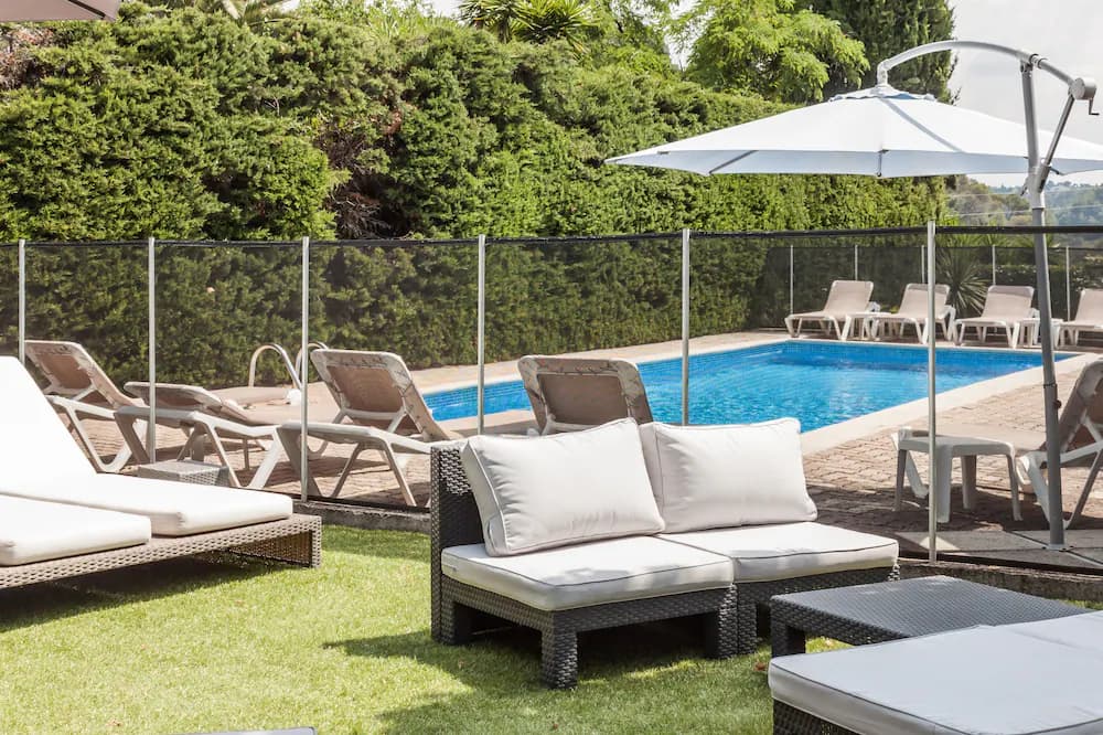 Logis Hôtel des Cayrons — Niza