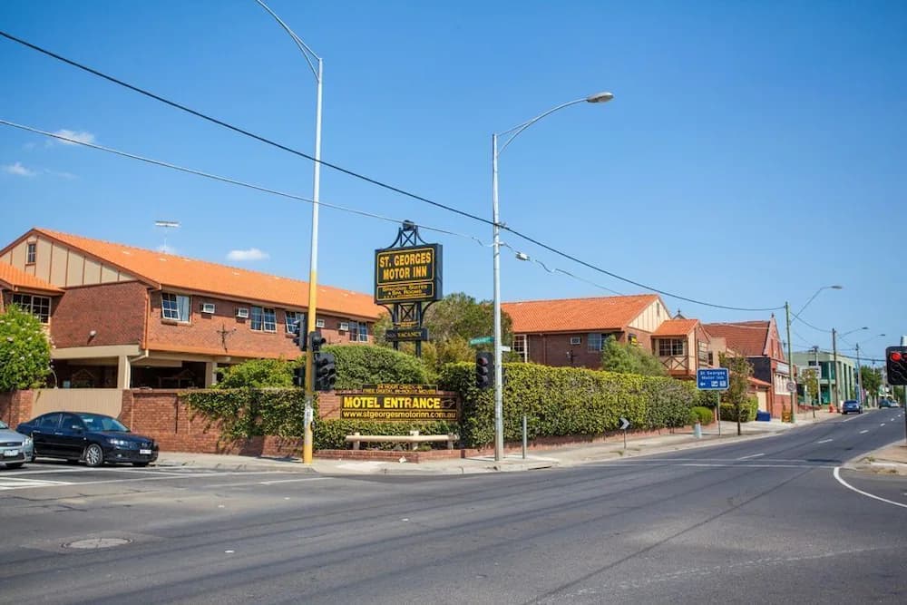 St Georges Motor Inn — Melbourne