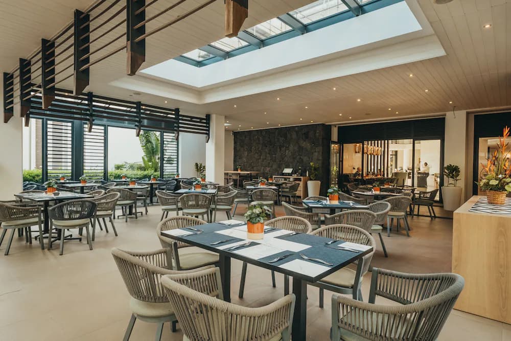 Voilà Hotel, Bagatelle — Mauricio