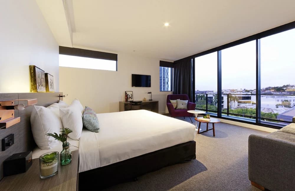 Alpha Mosaic Hotel Brisbane — Brisbane